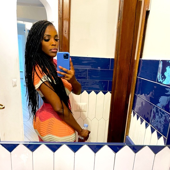 Meet your Posher, Aurora - Picture 2 of 2